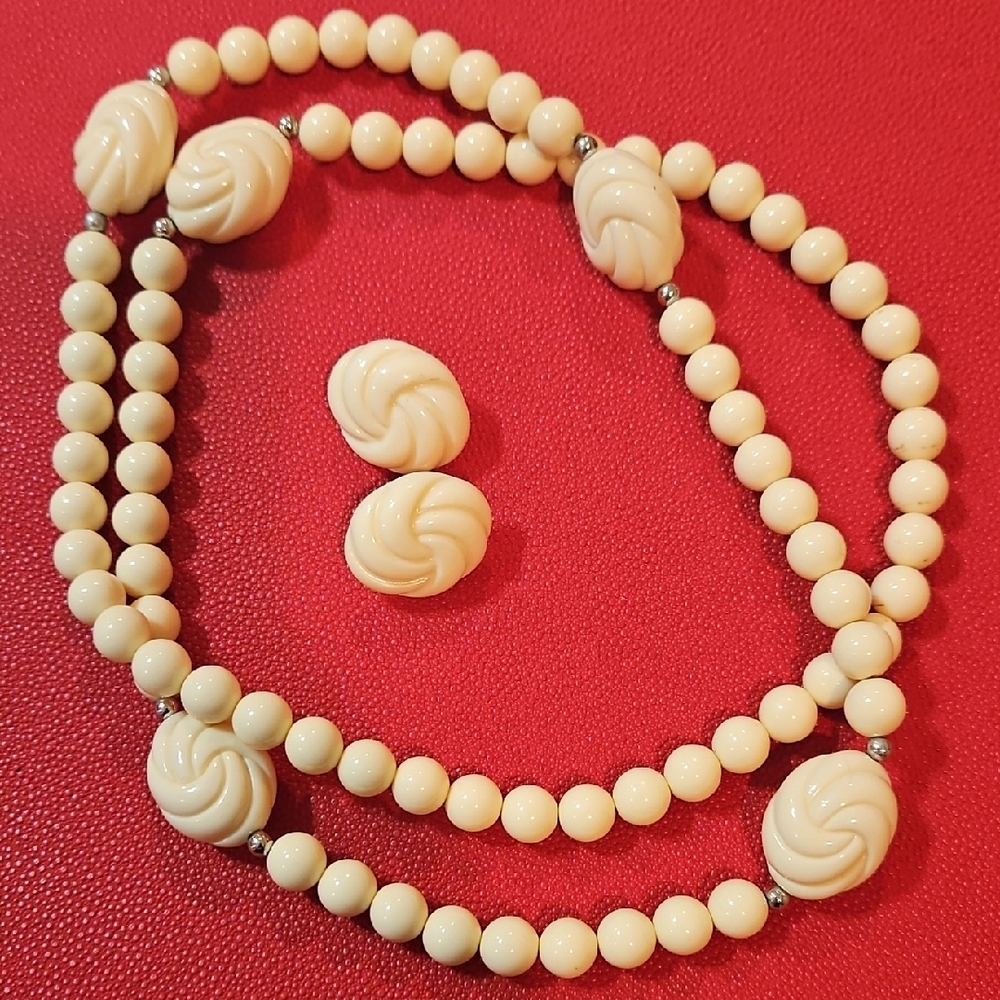 Avon Cream Beaded Necklace Set